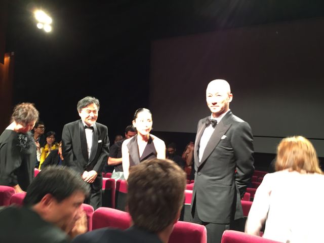 カンヌでのスタンディングオベーションに笑顔を見せる深津絵里！第68回カンヌ国際映画祭『岸辺の旅』公式上映フォトギャラリー（5枚目）