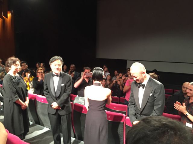 カンヌでのスタンディングオベーションに笑顔を見せる深津絵里！第68回カンヌ国際映画祭『岸辺の旅』公式上映フォトギャラリー（11枚目）