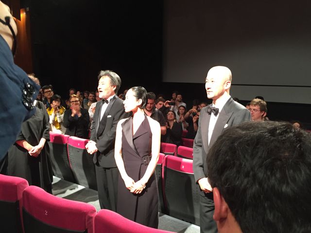 カンヌでのスタンディングオベーションに笑顔を見せる深津絵里！第68回カンヌ国際映画祭『岸辺の旅』公式上映フォトギャラリー（14枚目）