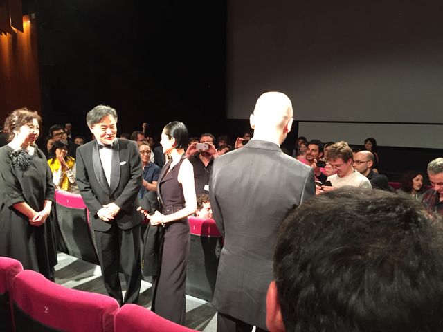 カンヌでのスタンディングオベーションに笑顔を見せる深津絵里！第68回カンヌ国際映画祭『岸辺の旅』公式上映フォトギャラリー（16枚目）