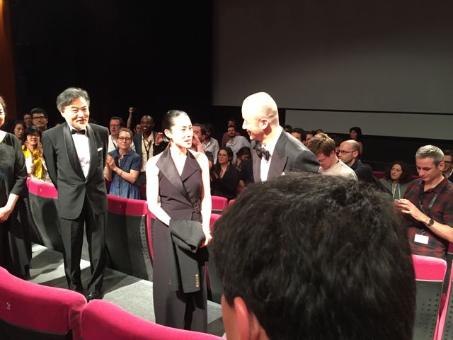 カンヌでのスタンディングオベーションに笑顔を見せる深津絵里！第68回カンヌ国際映画祭『岸辺の旅』公式上映フォトギャラリー（19枚目）