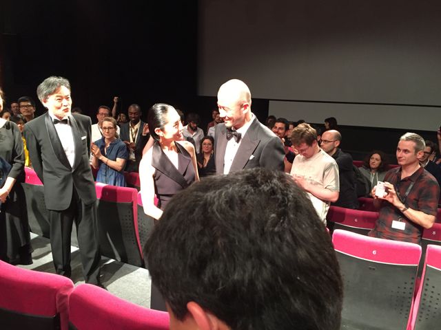 カンヌでのスタンディングオベーションに笑顔を見せる深津絵里！第68回カンヌ国際映画祭『岸辺の旅』公式上映フォトギャラリー（20枚目）