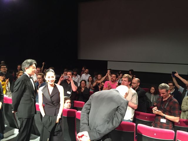 カンヌでのスタンディングオベーションに笑顔を見せる深津絵里！第68回カンヌ国際映画祭『岸辺の旅』公式上映フォトギャラリー（23枚目）