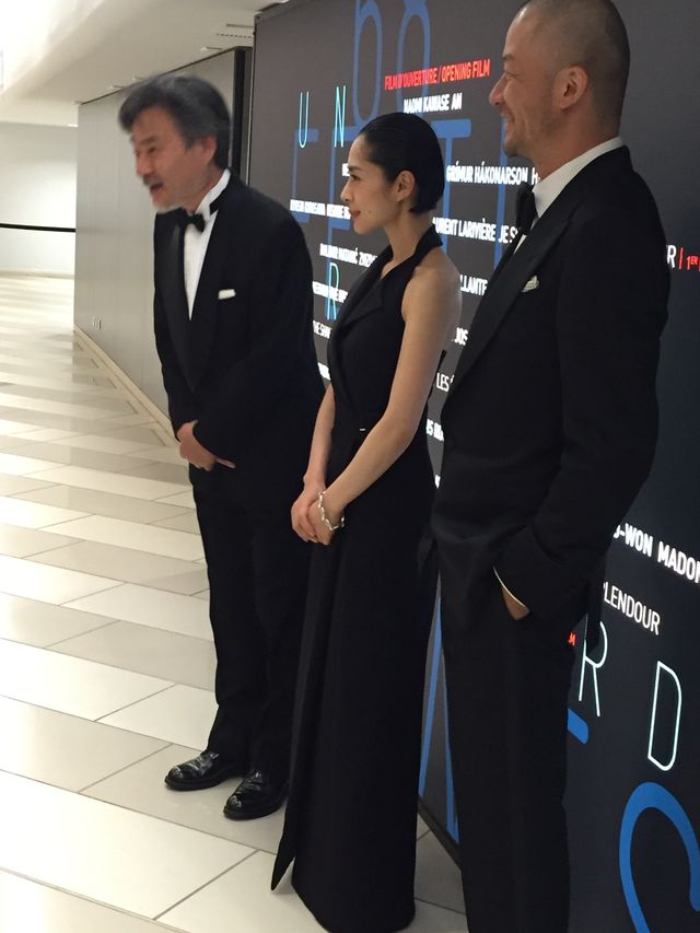 カンヌでのスタンディングオベーションに笑顔を見せる深津絵里！第68回カンヌ国際映画祭『岸辺の旅』公式上映フォトギャラリー（28枚目）