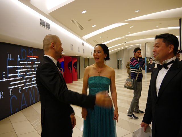 カンヌでのスタンディングオベーションに笑顔を見せる深津絵里！第68回カンヌ国際映画祭『岸辺の旅』公式上映フォトギャラリー（32枚目）