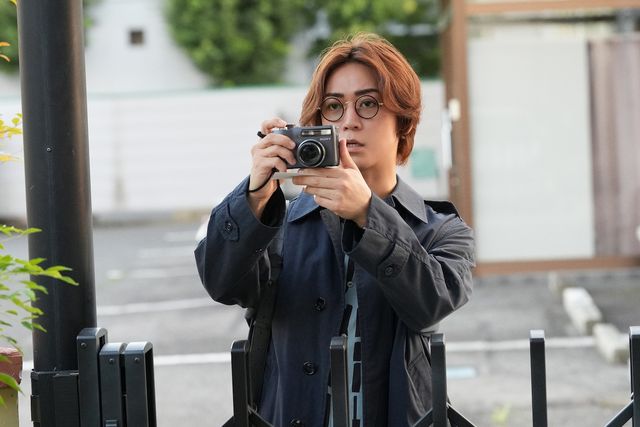 亀梨和也がカメラを構え…映画『でっちあげ』新場面写真：フォトギャラリー