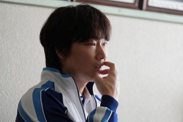 亀梨和也がカメラを構え…映画『でっちあげ』新場面写真（3枚目）