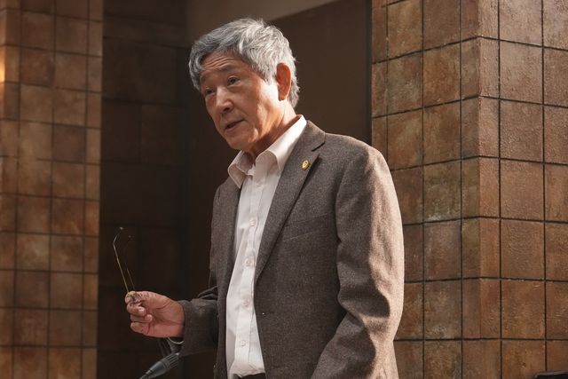 亀梨和也がカメラを構え…映画『でっちあげ』新場面写真（4枚目）