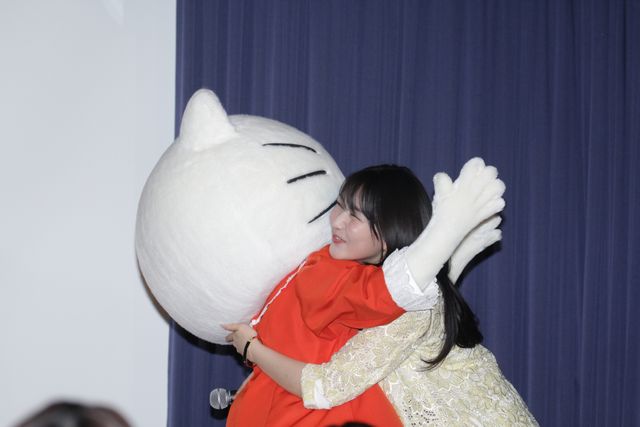 元KARAの知英がキティちゃんとハグ！フォトギャラリー：フォトギャラリー