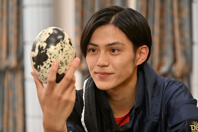 卵を育てる英寿たち…「仮面ライダーギーツ」第9話「邂逅F：Wake up！モンスター」：フォトギャラリー