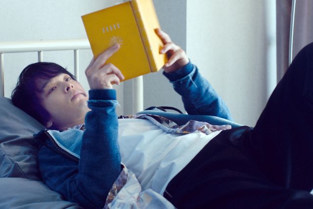 中村倫也が石橋静河と接近…『人数の町』場面写真（3枚目）