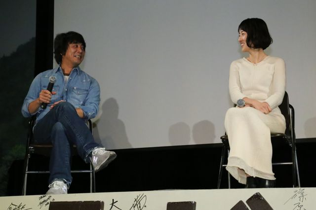 第16回伊参スタジオ映画祭で女優業復帰を報告した真田麻垂美（右）と山崎まさよし