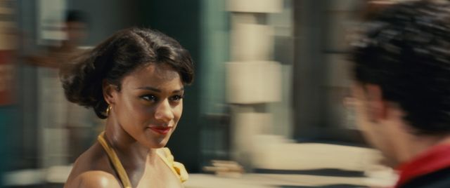 アリアナ・デボーズ『ウエスト・サイド・ストーリー』で華麗に踊る（3枚目）