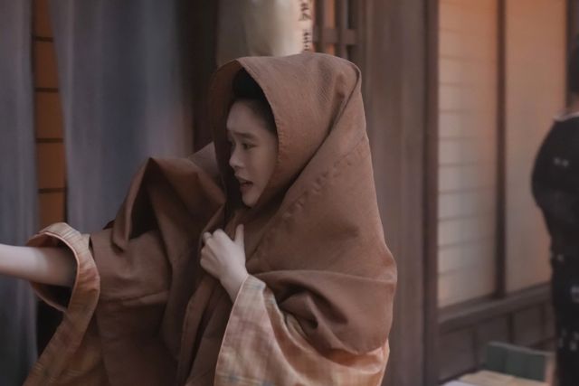 トキ（高石あかり）とサワ（円井わん）は抱き合って…朝ドラ「ばけばけ」第93回の場面写真（2枚目）