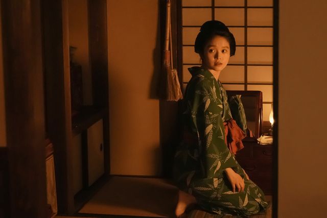 トキ（高石あかり）とサワ（円井わん）は抱き合って…朝ドラ「ばけばけ」第93回の場面写真（3枚目）