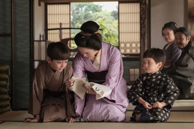 勘太（ウェンドランド浅田ジョージ）と勲（柊エタニエル）にも見せて…朝ドラ「ばけばけ」第121回の場面写真：フォトギャラリー