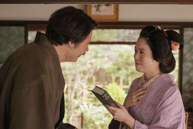 勘太（ウェンドランド浅田ジョージ）と勲（柊エタニエル）にも見せて…朝ドラ「ばけばけ」第121回の場面写真（3枚目）