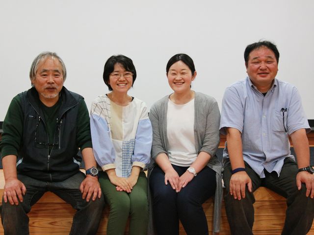 （左から）片山精次郎さん、成瀬ひとみさん、事務局スタッフの2人