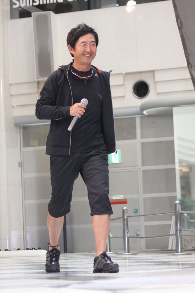 石田純一の“バンジートランポリン クス玉割り”の様子-映画『ミッション:インポッシブル/ゴースト・プロトコル』ブルーレイ&DVD発売記念イベント写真ギャラリー：フォトギャラリー