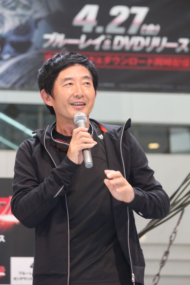 石田純一の“バンジートランポリン クス玉割り”の様子-映画『ミッション:インポッシブル/ゴースト・プロトコル』ブルーレイ&DVD発売記念イベント写真ギャラリー（2枚目）