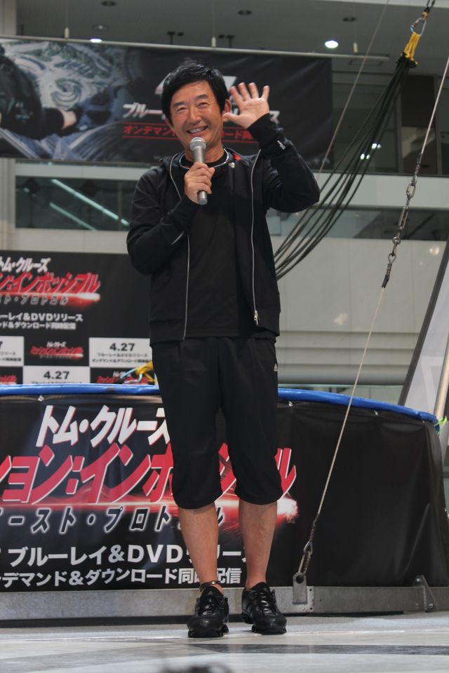 石田純一の“バンジートランポリン クス玉割り”の様子-映画『ミッション:インポッシブル/ゴースト・プロトコル』ブルーレイ&DVD発売記念イベント写真ギャラリー（3枚目）