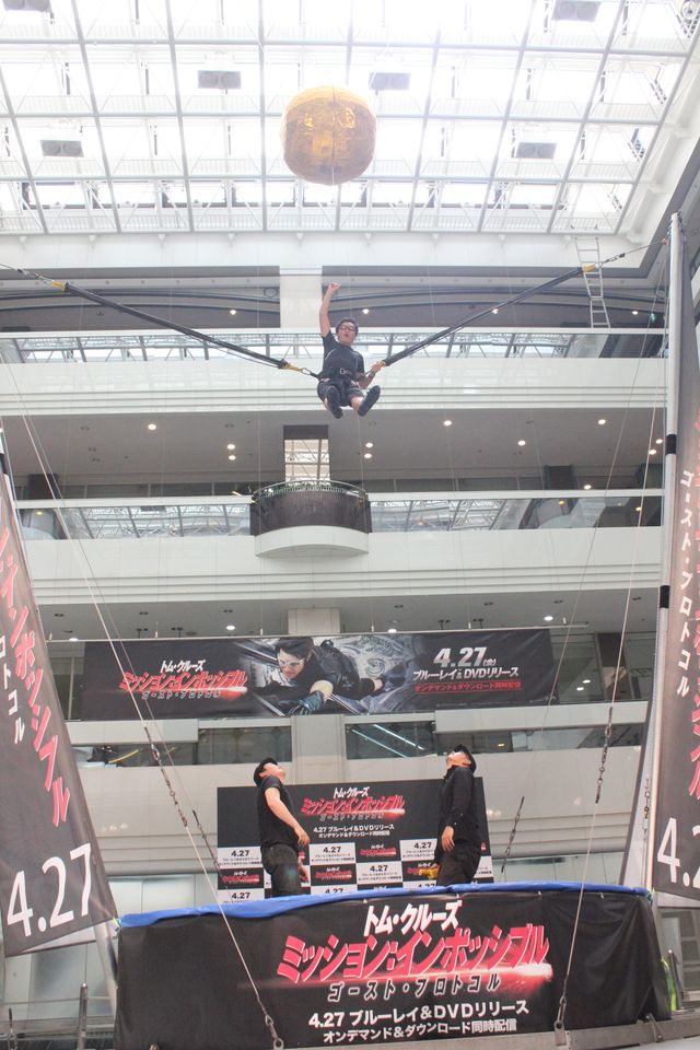 石田純一の“バンジートランポリン クス玉割り”の様子-映画『ミッション:インポッシブル/ゴースト・プロトコル』ブルーレイ&DVD発売記念イベント写真ギャラリー（4枚目）