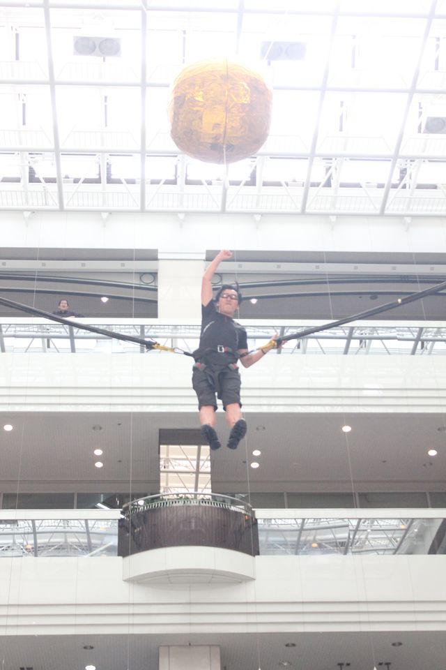 石田純一の“バンジートランポリン クス玉割り”の様子-映画『ミッション:インポッシブル/ゴースト・プロトコル』ブルーレイ&DVD発売記念イベント写真ギャラリー（5枚目）