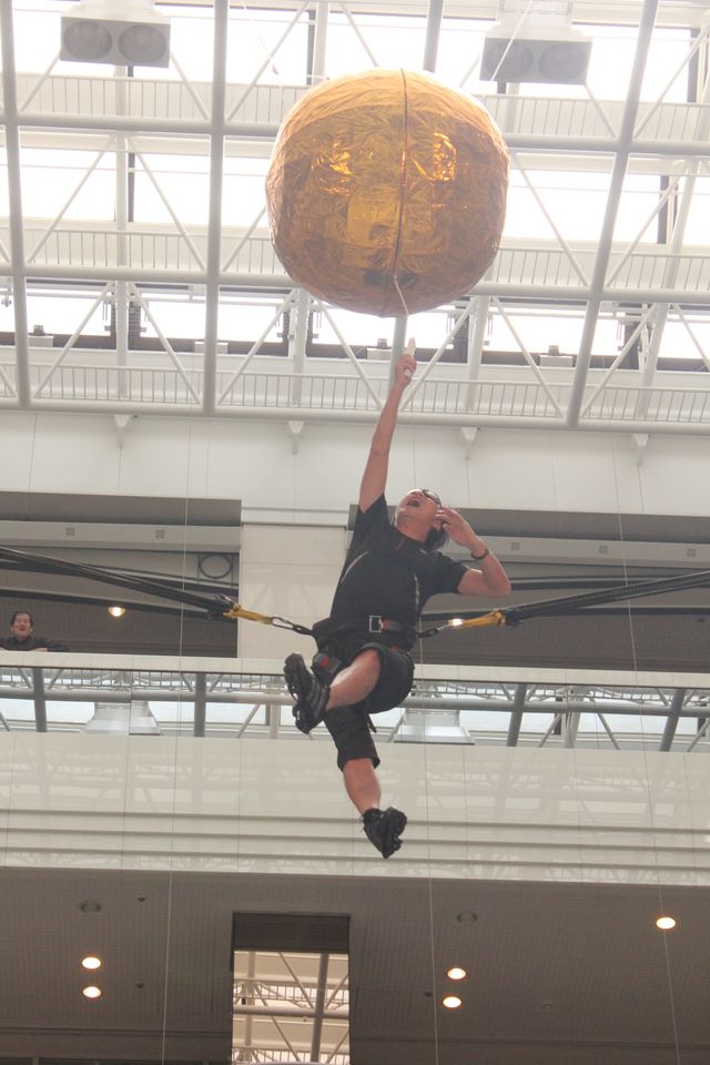 石田純一の“バンジートランポリン クス玉割り”の様子-映画『ミッション:インポッシブル/ゴースト・プロトコル』ブルーレイ&DVD発売記念イベント写真ギャラリー（6枚目）