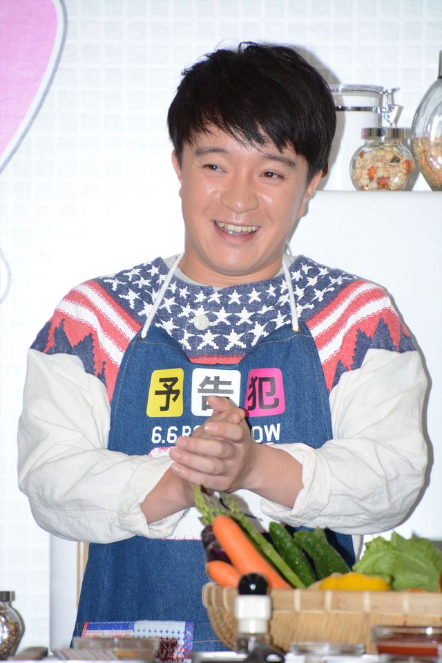 生田斗真、鈴木亮平、濱田岳、荒川良々がおそろいのエプロンでカレー作り！『予告犯』クッキングイベントフォトギャラリー（5枚目）