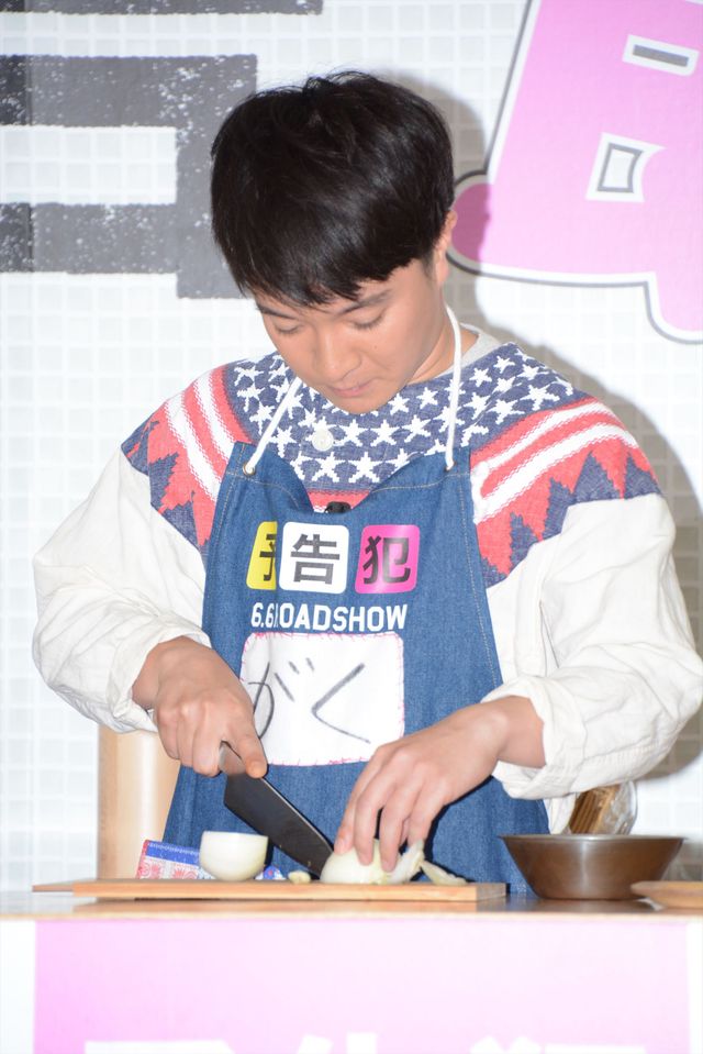 生田斗真、鈴木亮平、濱田岳、荒川良々がおそろいのエプロンでカレー作り！『予告犯』クッキングイベントフォトギャラリー（7枚目）