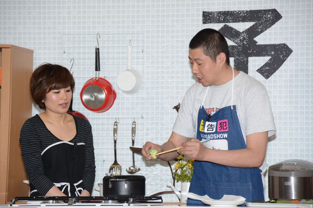 生田斗真、鈴木亮平、濱田岳、荒川良々がおそろいのエプロンでカレー作り！『予告犯』クッキングイベントフォトギャラリー（9枚目）