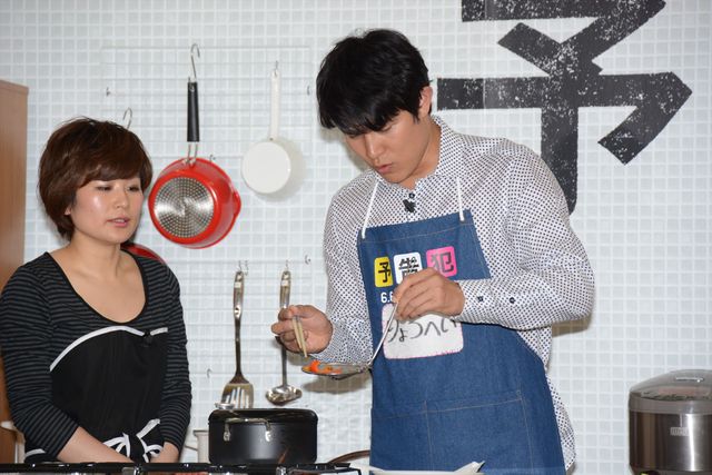 生田斗真、鈴木亮平、濱田岳、荒川良々がおそろいのエプロンでカレー作り！『予告犯』クッキングイベントフォトギャラリー（11枚目）