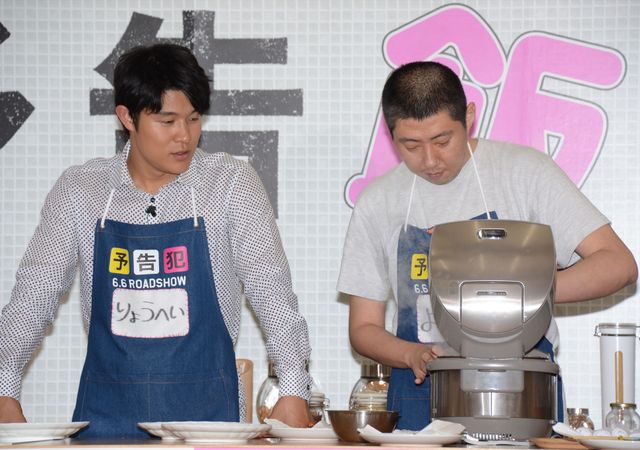 生田斗真、鈴木亮平、濱田岳、荒川良々がおそろいのエプロンでカレー作り！『予告犯』クッキングイベントフォトギャラリー（12枚目）