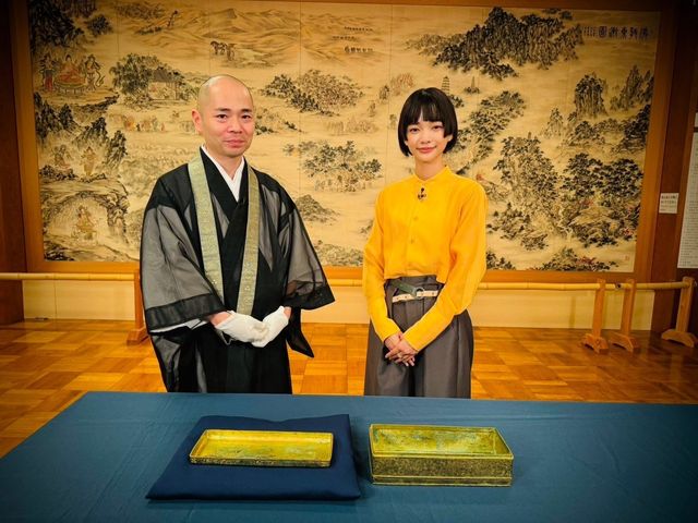 「光る君へ」見上愛、彰子ゆかりの比叡山延暦寺で「金銀鍍宝相華文経箱」と対面：フォトギャラリー