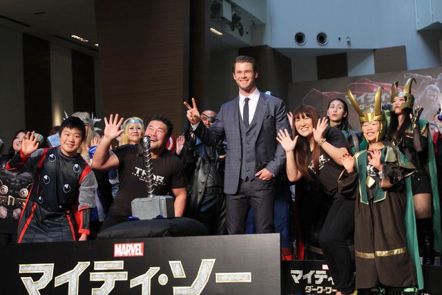 『マイティ・ソー』クリス・ヘムズワース初来日！　100人のコスプレファンと名シーンを再現！　画像です（3枚目）