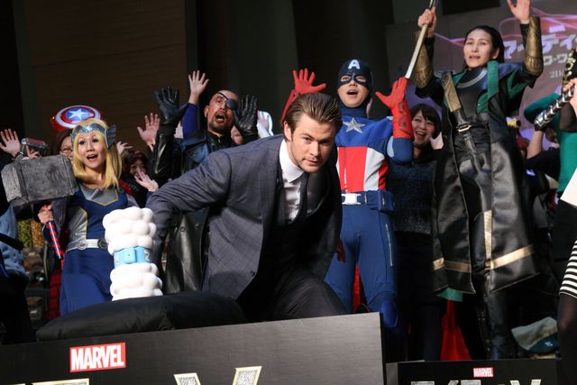 『マイティ・ソー』クリス・ヘムズワース初来日！　100人のコスプレファンと名シーンを再現！　画像です（5枚目）