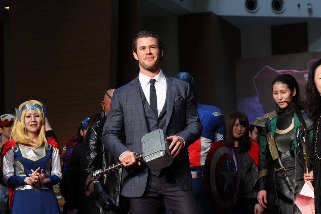 『マイティ・ソー』クリス・ヘムズワース初来日！　100人のコスプレファンと名シーンを再現！　画像です（11枚目）