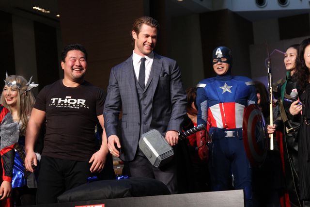 『マイティ・ソー』クリス・ヘムズワース初来日！　100人のコスプレファンと名シーンを再現！　画像です（14枚目）