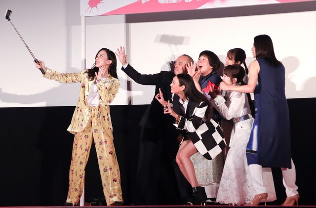 永野芽郁がカメラマン!『地獄の花園』キャスト&監督と記念撮影:フォトギャラリー