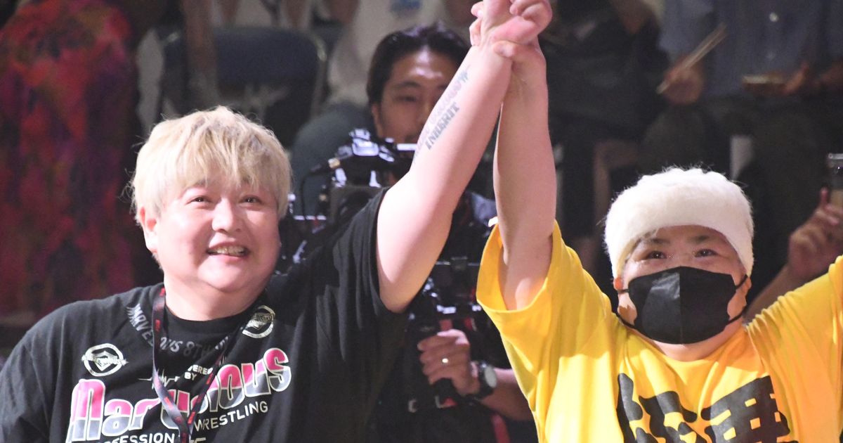 ダンプ松本＆長与千種がガッチリ手を取り合う！「極悪女王」イベントに“レジェンド”集結｜シネマトゥデイ