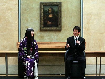 ルーブル美術館の「モナリザの微笑み」の前で会見を行う唐沢寿明と常盤貴子（もちろん、本物の「モナリザの微笑み」です）