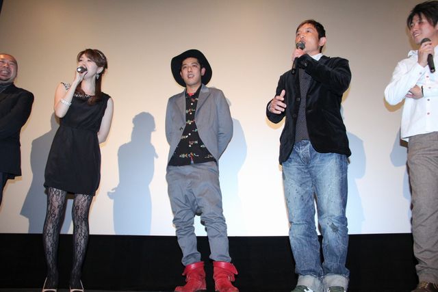 矢部美穂、ミニスカ&セクシー網タイツでファンを悩殺！　画像ギャラリー（5枚目）