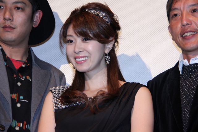 矢部美穂、ミニスカ&セクシー網タイツでファンを悩殺！　画像ギャラリー（9枚目）