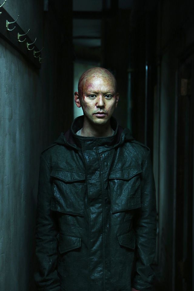 これが妻夫木聡演じるカエル男…！映画『ミュージアム』フォトギャラリー（2枚目）