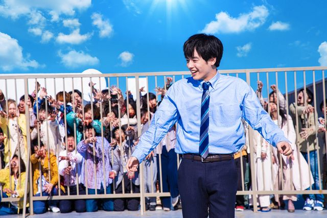 ゾンビに追われる赤楚衛二『ゾン100』場面写真：フォトギャラリー