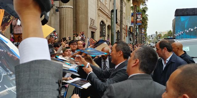 渡辺謙、ハリウッドでサイン攻め！『ゴジラ　キング・オブ・モンスターズ』ワールドプレミア（18枚目）