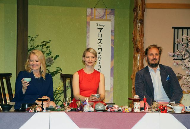 『アリス』新作引っさげキャストが来日！映画『アリス・イン・ワンダーランド／時間の旅』来日記者会見フォトギャラリー：フォトギャラリー