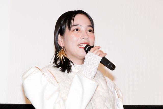 のん、個性的な装いで登場！門脇麦らと『天間荘の三姉妹』公開記念舞台挨拶：フォトギャラリー