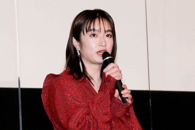 のん、個性的な装いで登場！門脇麦らと『天間荘の三姉妹』公開記念舞台挨拶（3枚目）