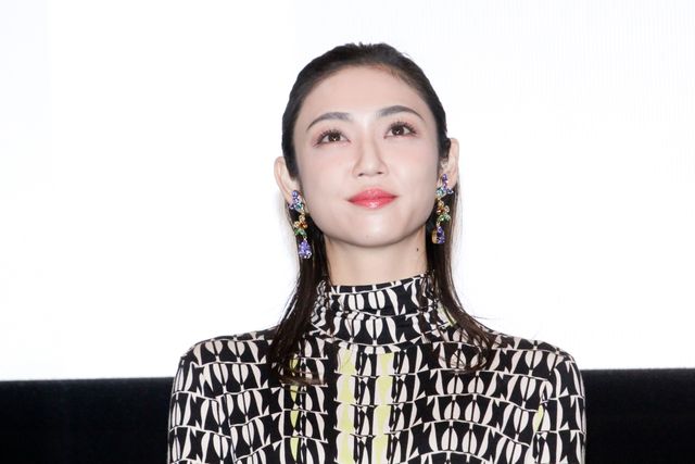 のん、個性的な装いで登場！門脇麦らと『天間荘の三姉妹』公開記念舞台挨拶（5枚目）